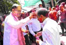 मुख्यमंत्री निवास में होली के रंगों की बौछार: मुख्यमंत्री श्री विष्णु देव साय ने अधिकारियों-कर्मचारियों संग खेली होली