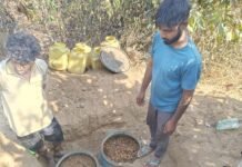 महुआ शराब के भट्ठी पर पुलिस की दबिश मचा हड़कप, जमीन में दबा हुआ 10 ड्रम लहान किया नष्ट ,देखिए वीडियो