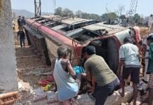 खून से लाल हुई छत्तीसगढ़ की सड़क..! अचानक पलटी चलती हुई बस, मौके पर मची चीख पुकार, इतने लोगों की हुई मौत…देखिए वीडियो