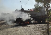 दो पक्षों के बीच भारी विवाद घर में तोड़फोड़ आगजनी, ट्रैक्टर पिकअप और तीन बाइक जलकर खाक , पुलिस ने दर्ज किया मामला