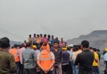 श्रमिक की मौत से दीपका में आक्रोश, श्रमिक के परिजनों और सहकर्मियों का प्रदर्शन , कलिंगा कंपनी बहा रही है श्रमिकों का खून, देखिए वीडियो