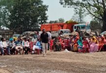 कांग्रेसी उतरे सड़क पर ,अधूरी सड़क और पुल निर्माण की कर रहे हैं मांग ,प्रदर्शन के कारण लगा लंबा जाम, देखिए वीडियो