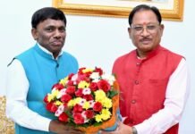 मुख्यमंत्री श्री विष्णु देव साय से गोवा के खेल एवं जनजातीय कल्याण मंत्री श्री रमेश तावड़कर की सौजन्य भेंट: जनजातीय कल्याण और खेल विकास को लेकर हुई सार्थक चर्चा