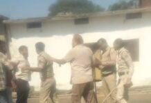 ड्यूटी पर तैनात पुलिसकर्मियों से मारपीट, महिला आरक्षक से बदसलूकी,बिल्हा में बेखौफ हुड़दंगियों का तांडव, आरक्षक की वर्दी फाड़ी; 8 नामजद आरोपियों पर FIR दर्ज, देखिए वीडियो