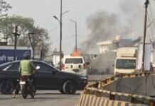 कोरबा के ओवर ब्रिज पर स्कॉर्पियो गाड़ी में लगी आग