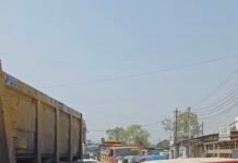 खदान क्षेत्र हो गया पूरी तरह जाम , वाहनों की कई किलोमीटर तक लगी लंबी कतार ,देखिए वीडियो