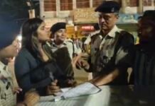 नशे में धुत्त युवती ने सड़क पर मचाया हंगामा,वाहन चेकिंग के दौरान नशे में धुत मिली युवती ,देखिए वीडियो