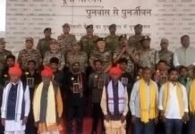 पापा राव मीडिया के सामने किया गया पेश : हथियार और कारतूसों के जखीरे दिखाए, DGP ने संविधान की प्रतियां देकर किया स्वागत, देखिए वीडियो