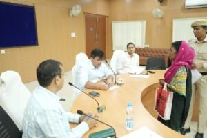 कलेक्टर ने सुनी आमजनों की समस्याएं, त्वरित कार्रवाई के दिए निर्देश 1 WhatsApp Image 2026 03 02 at 19.00.56