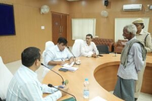 कलेक्टर ने सुनी आमजनों की समस्याएं, त्वरित कार्रवाई के दिए निर्देश 2 WhatsApp Image 2026 03 02 at 19.00.57