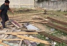 मटेरियल के बीच कुंडली मारे बैठा था कोबरा.काम कर रहे मजदूरों में मचा हड़कप….