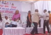 भाजपा नेता मंच पर ही खेलने लगे गाली की होली.देखिए वीडियो….