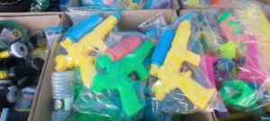 होली के गुलाल रंगों और पिचकारियों से गुलजार हुआ बाजार, लोग बोले हर्षोल्लास और उमंग के साथ मनाएंगे होली 3 vlcsnap 2026 03 02 17h19m55s220