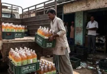 प्लास्टिक बोतल में पहुंची देसी शराब : जिन दुकानों में पुराना स्टॉक खत्म, वहां सप्लाई शुरू