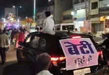 धमतरी के एक परिवार ने बेटी के जन्म पर बैंड-बाजे और ‘बेटी हुई है’ बैनर के साथ जश्न मनाकर शहरवासियों का दिल जीत लिया।