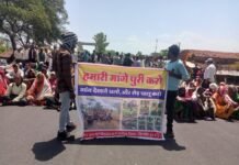 सड़क की मांग को लेकर ग्रामीणों ने जबलपुर अमरकंटक मार्ग में किया चक्का जाम एक घंटे से आवागमन बाधित, पर्यटक भी परेशान
