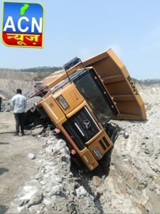 नीलकंठ कंपनी का डंपर फिर गिरा खदान में, कंपनी नियमों को ताक पर रखकर कर रही है काम ,देखिए वीडियो 1 IMG 20260409 WA0125