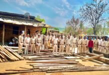 वन विभाग द्वारा 6 ठिकानों पर मारा गया छापा ,लाखों की अवैध लकड़ी जब्त