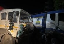 दो गाड़ियों में टक्कर से राष्ट्रीय राजमार्ग जाम ,पर्यटन मंत्री भी फंसे रहे जाम में ,डीजल टैंकर और ट्रेलर वाहन में हुई भिड़ंत ,देखिए वीडियो