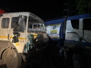 दो गाड़ियों में टक्कर से राष्ट्रीय राजमार्ग जाम ,पर्यटन मंत्री भी फंसे रहे जाम में ,डीजल टैंकर और ट्रेलर वाहन में हुई भिड़ंत ,देखिए वीडियो 2 IMG 20260412 WA0089