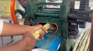 गन्ने रस के मशीन में जा घुसा नाबालिग का हाथ,मचा हड़कंप ,अस्पताल किया गया भर्ती,बाल श्रम बना काल,सबंधित विभाग की कार्यवाही कागजो में 4 IMG 20260412 WA0101