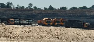 खदान से प्रभावित ग्रामीणों का हल्लाबोल, बुनियादी हक और बसाहट सहित रोजगार की मांग को लेकर रोका उत्पादन 5 IMG 20260413 WA0104