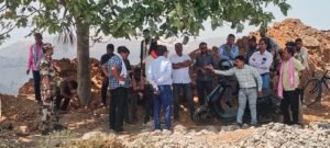 खदान से प्रभावित ग्रामीणों का हल्लाबोल, बुनियादी हक और बसाहट सहित रोजगार की मांग को लेकर रोका उत्पादन 11 IMG 20260413 WA0105 1