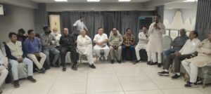 रेलवे की नादिरशाही से कोरबा में भयंकर आक्रोश, सर्वदलीय बैठक में शामिल लोगों ने कहा अब करना होगा दो दो हाथ ,सभी दलों के नेताओ और श्रमिक नेताओं ने कहा हम उतरेंगे सड़क पर , देखिए वीडियो 10 IMG 20260413 WA0146 1