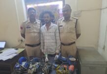 गरीबों का 79 लाख खा गया कियोस्क संचालक गिरफ्तार ,अपने पिता माता, पत्नी और पुत्र के आधार नंबरों से सीड किया खाता