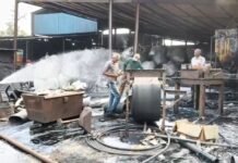 इंडस्ट्रियल एरिया के कार्बन फैक्ट्री में केमिकल टैंक फटने से मचा हड़कप,बाल बाल बचे फैक्ट्री के कर्मचारी, देखिये वीडियो