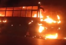 बाराती बस में लगी आग, राख में तब्दील हो गई पूरी बस , देखिए वीडियो