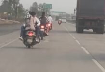 लैला-मजनूं” का खतरनाक स्टंट वायरल,चलती स्कूटी पर रोमांस, तीसरा युवक चला रहा वाहन, देखिये वीडियो