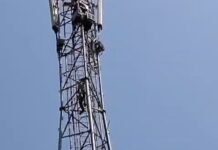 प्रेमी के लिए 15 वर्षीय लड़की चढ़ी टावर पर, देखिये वीडियो