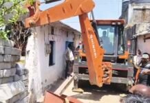 अवैध निर्माण को ढहा दिया नगर निग़म के तोड़ू दस्ते ने , महिला का विरोध नहीं आया काम ,देखिए वीडियो