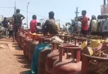 गैस नही मिलने से लोगों का फूटा गुस्सा, आक्रोशित लोगों ने किया चक्का जाम, देखिए वीडियो