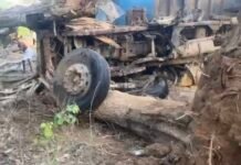 रेत से भरा ट्रेलर बिजली के खम्भे से टकराया , कई गांव की बिजली आपूर्ति बाधित