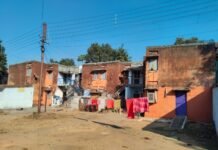 खदान कर्मियों का जीवन खतरे में , विकास नगर के एक क्वार्टर का गिरा छज्जा