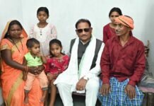 सीएम साय हितग्राही के नए आवास का गृह प्रवेश कराते हुए