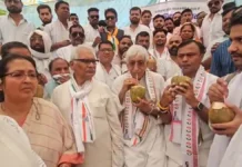 तीन दिन बाद कांग्रेस का प्रदर्शन समाप्त : दीपक बैज और टीएस सिंहदेव ने एक- दूसरे को पिलाया नारियल पानी, देखिये वीडियो