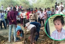 कब्र से गायब हुआ बच्ची का सर : तीन महीने बाद भी पुलिस के हाथ खाली, गुस्साए ग्रामीणों ने कलेक्ट्रेट में किया प्रदर्शन