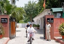 मोदी की अपील पर केंद्रीय मंत्री चढ़े साइकिल पर , तोखन साहू साइकिल पर सवार होकर पहुंचे मंत्रालय