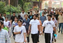 NEET की परीक्षा : तीन मिनट की देरी पर छात्रा को नहीं मिला सेंटर में प्रवेश, जमीन पर बैठकर फूट- फूट कर रोई