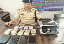 पुलिस ने नकद, नोट गिनने की मशीन, महंगे मोबाइल फोन जब्त किए
