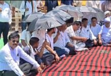 कलेक्टर कार्यालय गेट के सामने सत्याग्रह आंदोलन मे बैठे जांजगीर चाम्पा विधायक व्यास कश्यप, चिलचिताती धूप मे समर्थकों के साथ कर रहे प्रदर्शन, देखिये वीडियो