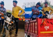 युवक ने लगाया छत्तीसगढ़िया जुगाड़ : रास्ते में बाइक की पेट्रोल खत्म हुई तो ऐसे पहुंचा पंप तक
