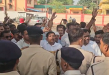 अंबिकापुर : नायब तहसीलदार से मारपीट मामले में विधायक की गिरफ्तारी की मांग, सीतापुर थाने के बाहर हंगामा, राजस्व निरीक्षक संघ पहुंचा थाने, कार्रवाई नहीं होने पर हड़ताल की चेतावनी