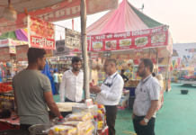 खाद्य सामग्रियों की गुणवत्ता जाँचने डिज्नीलैंड मेला पहुंची प्रशासन की टीम, अधिक दर पर पानी की बोतल बेचे जाने की शिकायत, अधिकारियों ने लगाई फटकार