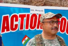नक्सल की वजह से जंहा कभी नही पहुंची थी फोर्स,अब नक्सल समाप्ति के बाद गाँव मे शिविक एक्शन कार्यक्रम के चलते ग्रामीणों में खुशी एंकर – सुकमा जिले के अंतर्गत कई ऐसे गाँव आज भी ऐसे है जंहा फोर्स नही पहुंच पाती थी,उनमे से एक गाँव था मोरपल्ली जो कि नक्सलियों का गढ़ हुआ करता था,अब जब नक्सल मुक्त क्षेत्र हो गया है तो ऐसे में ग्रामीणों के लिए CRPF द्वरा शिविक एक्शन प्रोग्राम कराया जा रहा है मोरपल्ली में पहली बार इस प्रकार के कार्यक्रम होने की वजह से ग्रामीणों में काफी उत्साह है,वंही 74 बटालियन द्वारा इसलिए भी यह गाँव मे कार्यक्रम तय किया गया ताकि उनको भी इस प्रकार के कार्यक्रम का लाभ मिल सके,ग्रामीणों के लिए उपयोगी समाग्री,बच्चो में लिए खेल सामग्री,मेडिकल कैंप ये सब देख कर ग्रामीणों के चेहरे पर काफी मुश्कान देखने को मिली काफी संख्या में ग्रामीण इस कार्यक्रम में पहुंच कर कार्यक्रम का लाभ लेते देखे गए,वंही सभी आये हुए ग्रामीणों ने सादकी से जमीन पर बैठ बारी बारी से अपने नाम आने पर सामग्री प्राप्त की ओर बैठ कर स्वल्पाहार भी किया,नक्सल मुक्त होने के बाद ऐसे स्थानों पर इस प्रकार के कार्यक्रम से ग्रामीणों के विचारों में भी बदलाव होगा,