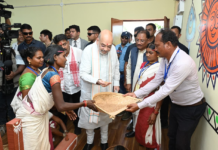 केंद्रीय गृहमंत्री श्री अमित शाह ने चखा बस्तर की इमली का स्वाद बोले यहां की इमली का स्वाद खट्टा नहीं बल्कि मीठा