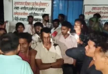 राशन नहीं मिलने से भड़के ग्रामीण : सोसायटी संचालक को बनाया बंधक, मौके पर पहुंची पुलिस, देखिये वीडियो